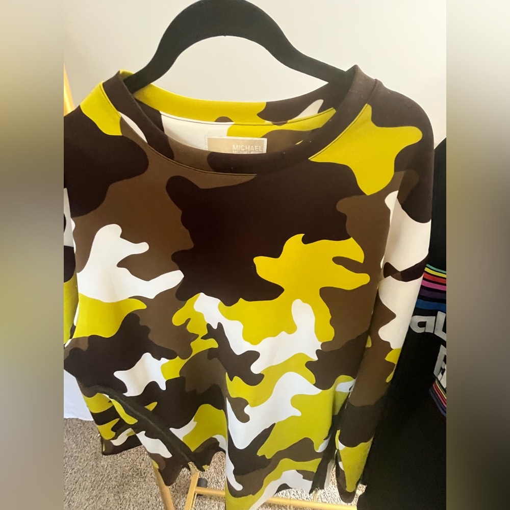 🔥SOLD🔥Michaels Camouflage Top in Brown, Yellow, and White